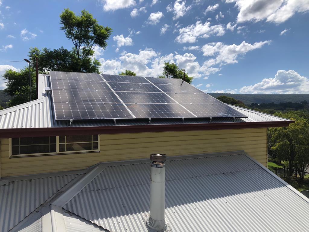 Feature image for What are the benefits of installing solar power panels and solar storage batteries together?