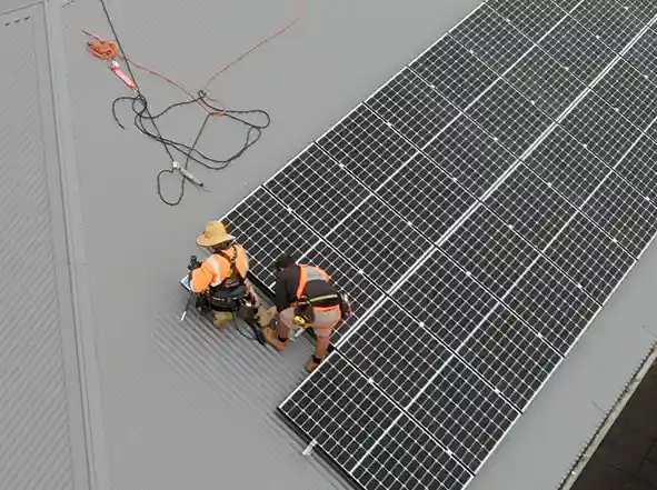 installer-solarpanels-roof